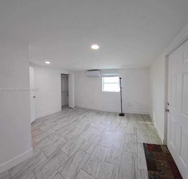 Building Photo - 10241 Haitian Dr