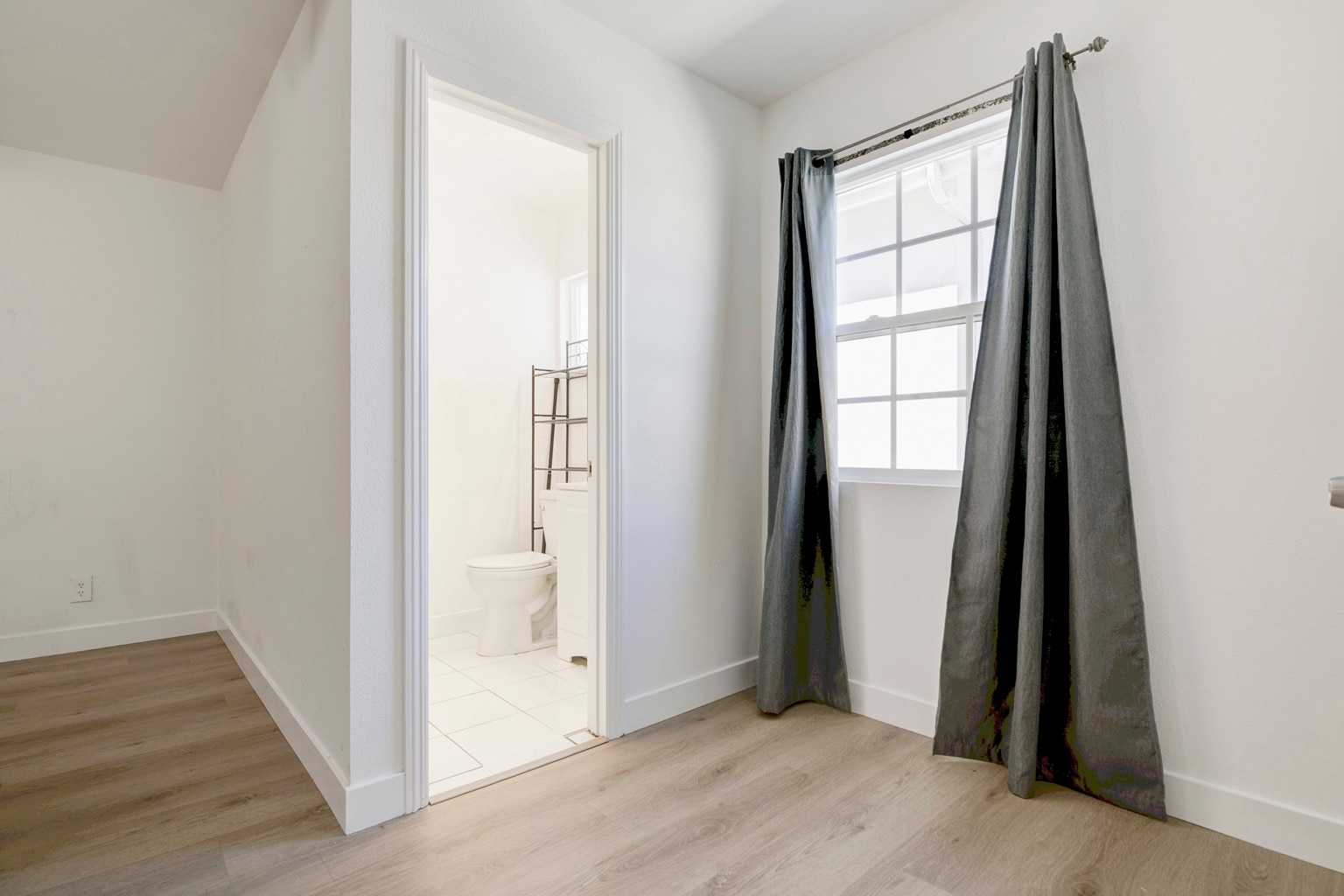 Building Photo - 8852 Morehart Ave