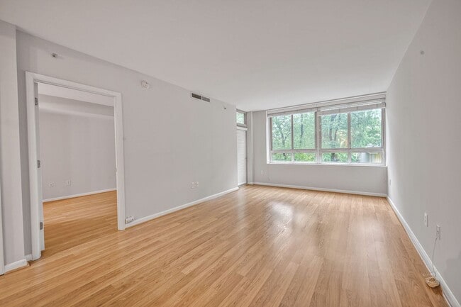 Building Photo - Beautifully Renovated 1BR Condo With Balco...