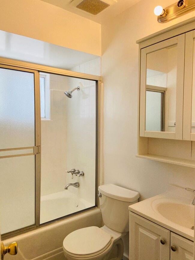 Building Photo - Gorgeous Remodeled Downstairs Apartment w/Patio+Prvt Laundry+Garage+Views of Canals