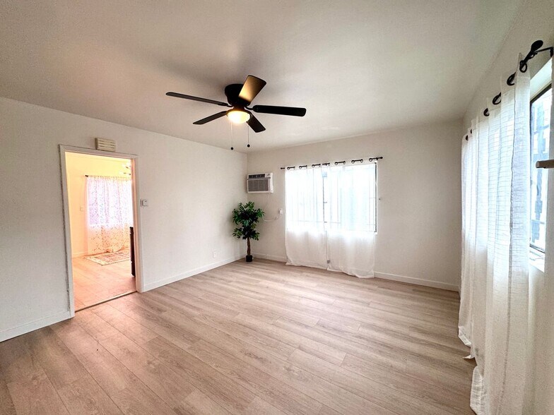 Building Photo - 1540 W 60th St