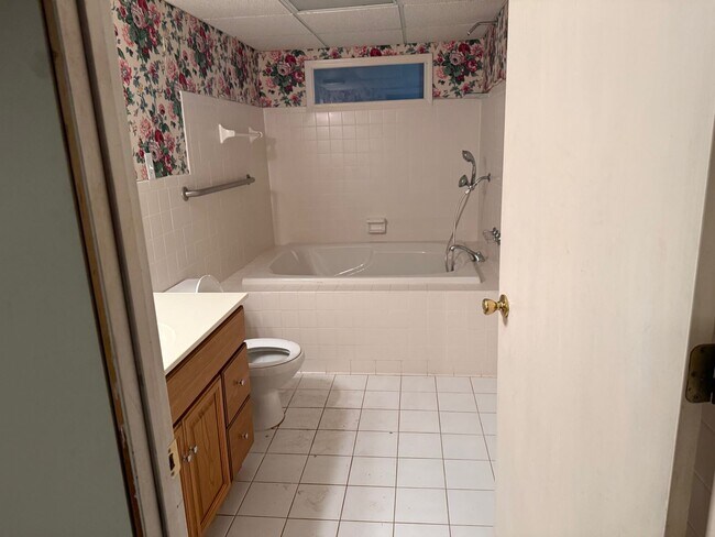 Building Photo - 2530 Merrimont Dr NW