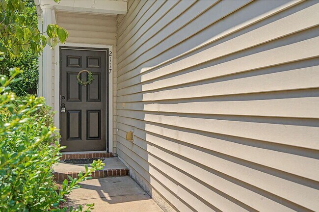 Building Photo - Townhome in Desirable Hedingham Community