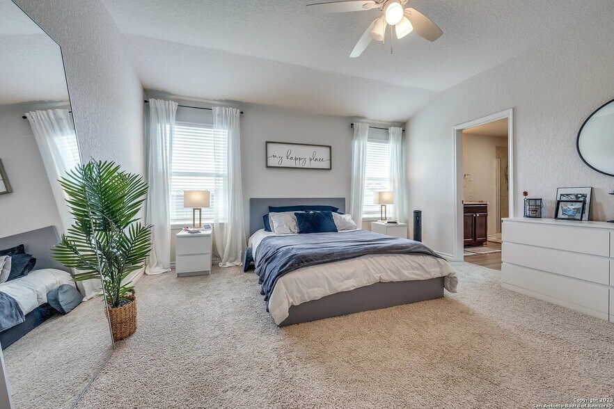 Master Bedroom - 2915 Thackery Grv