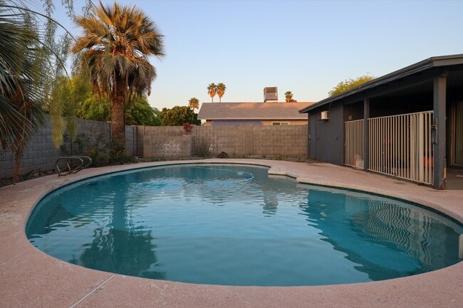Building Photo - 328 E Dunbar Dr