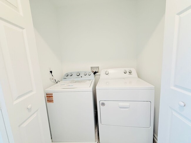 Building Photo - Move-In Ready Townhome with Spacious Layou...