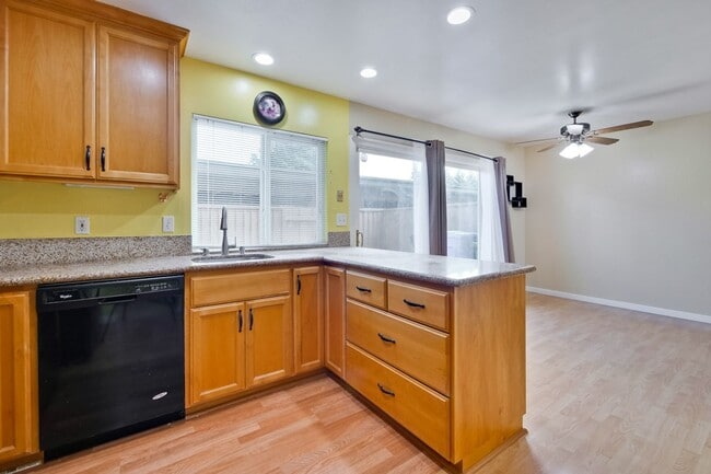 Building Photo - Beautiful 4 Bed 2.5 Bath Town Home in Fremont Northgate Area !