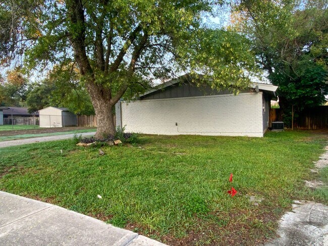 Building Photo - Adorable house on Large LOT 3 Bedroom 2 ba...