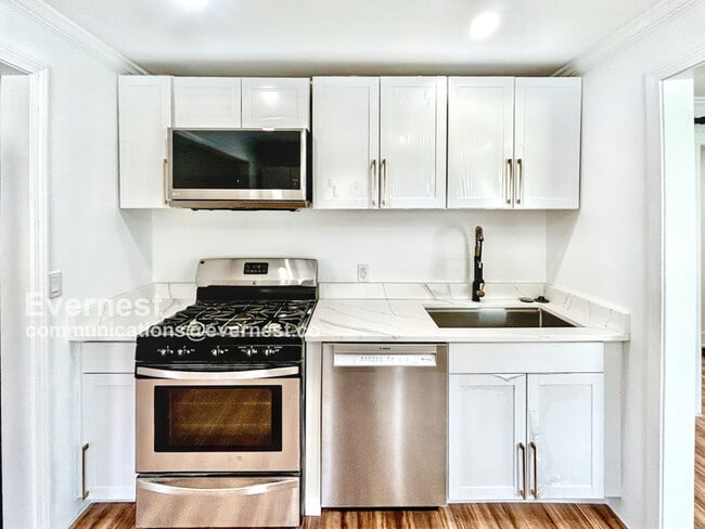 Building Photo - 1391 N Druid Hills Rd NE