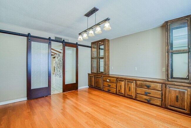 Building Photo - Stunning eastside rental in highly desirable area!