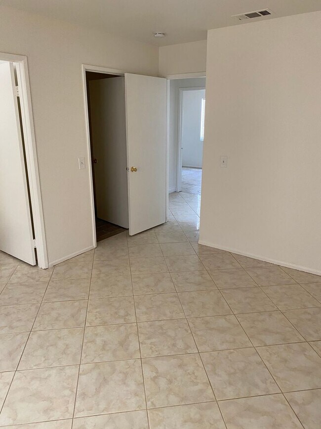 Building Photo - 4 BEDROOM ADELANTO HOME