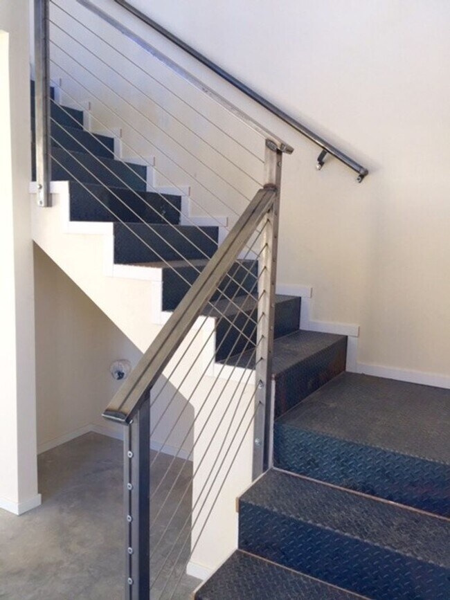 Building Photo - Gorgeous 2 Story Ultra-Sleek 1BD+Loft/1.5 Bath!