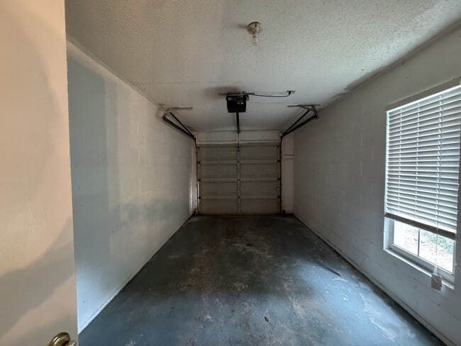 Building Photo - Beautiful 2/2 Townhouse with one car garag...