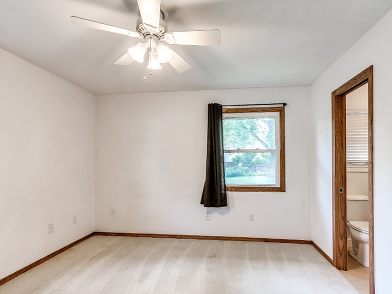 Building Photo - 2204 Melrose Ave