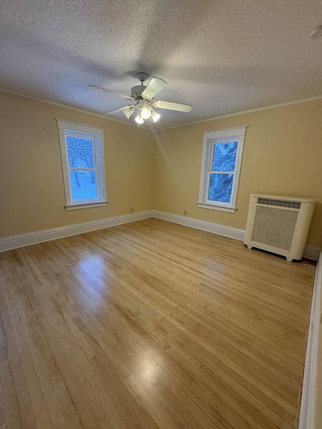 Building Photo - 3 Bedroom Freshly Renovated Family Home in Houghton