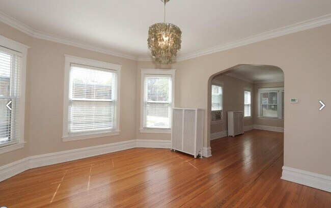 Building Photo - 916 Pleasant St