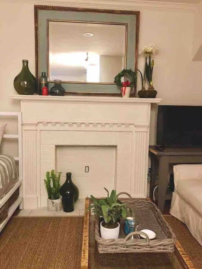 Building Photo - Available June 2026 – Furnished 1BR in Hundred Oaks | Utilities Included