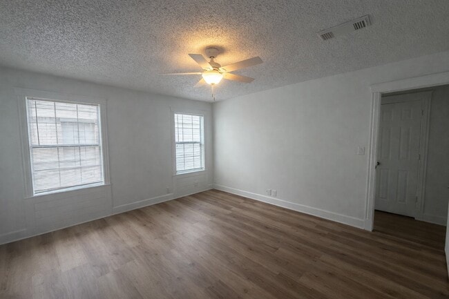 Building Photo - 7 Carol Ct