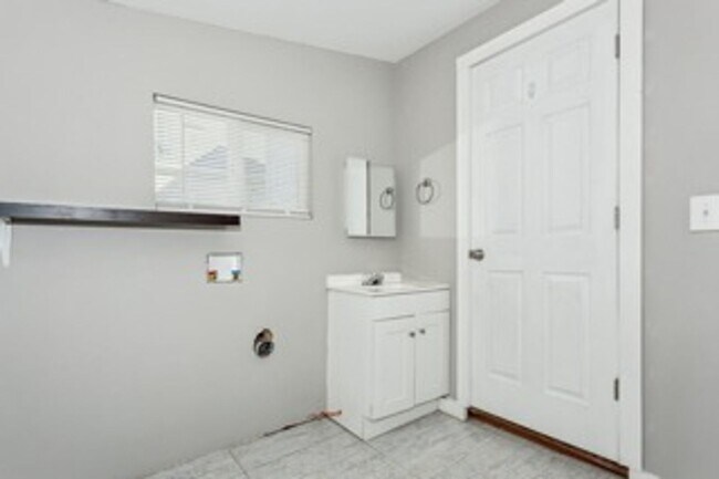 Building Photo - Spacious 4-Bedroom Home in South Wichita - Close to Downtown with a Large Backyard