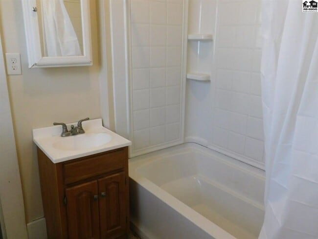 Building Photo - 2 bed, 1 bath with bonus room