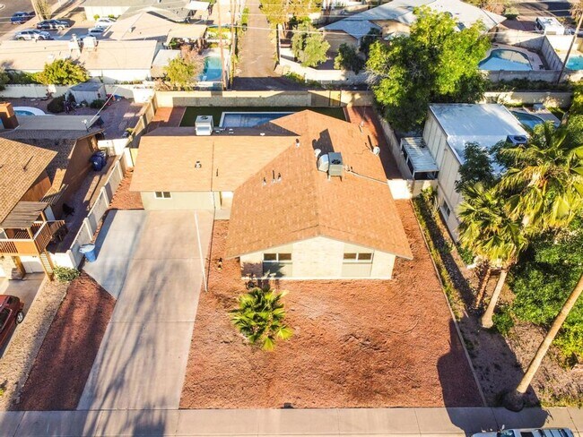 Building Photo - Completely Remodeled 6 bedroom/4 bath Home with New Pool