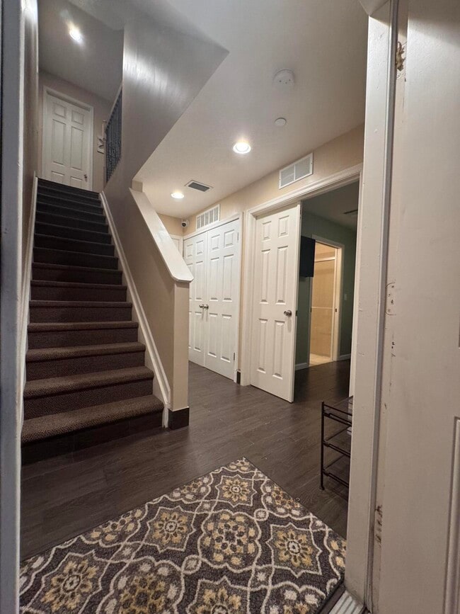 Building Photo - 1033 NE 17th Way