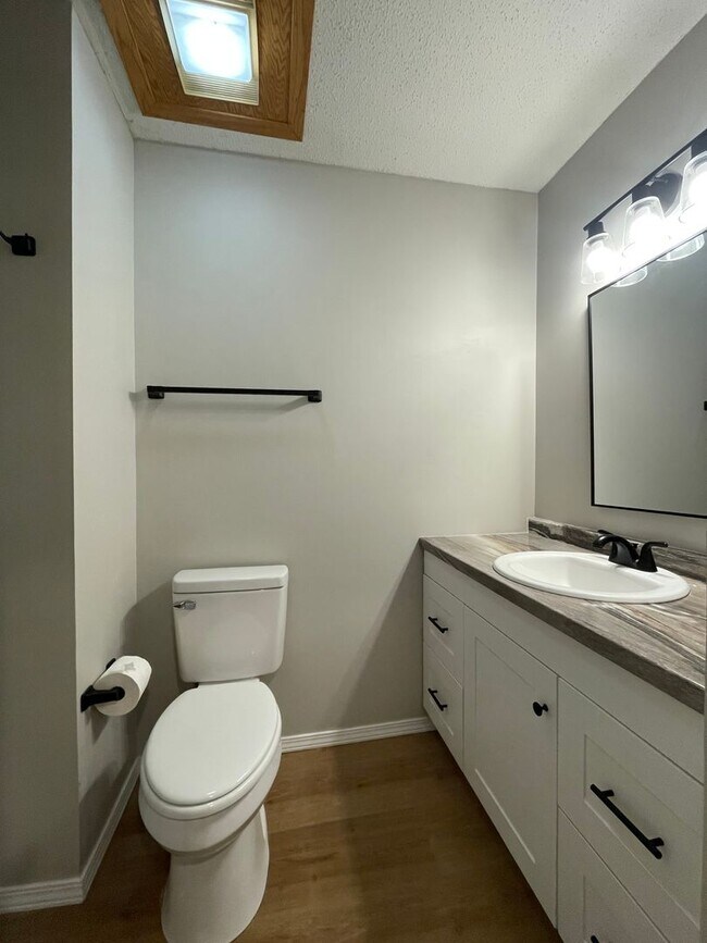 Building Photo - Great Location 3 bedroom 1 bath 1car garage