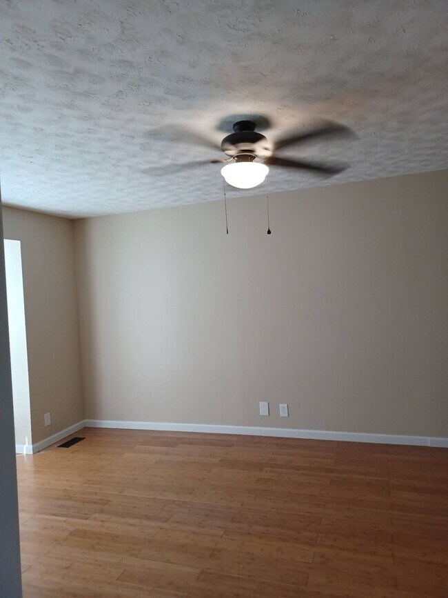 Building Photo - 421 Bluff Dr