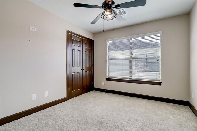 Building Photo - 8715 Meadowcroft Dr