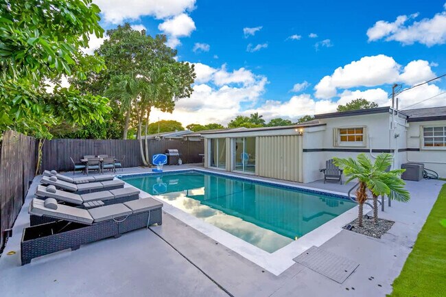 Building Photo - 18715 NW 10th Ct