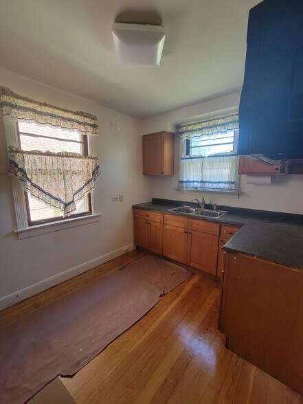 Building Photo - 10529 S Eberhart Ave