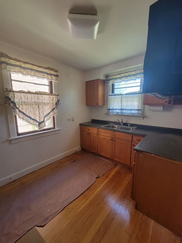 Building Photo - 10529 S Eberhart Ave