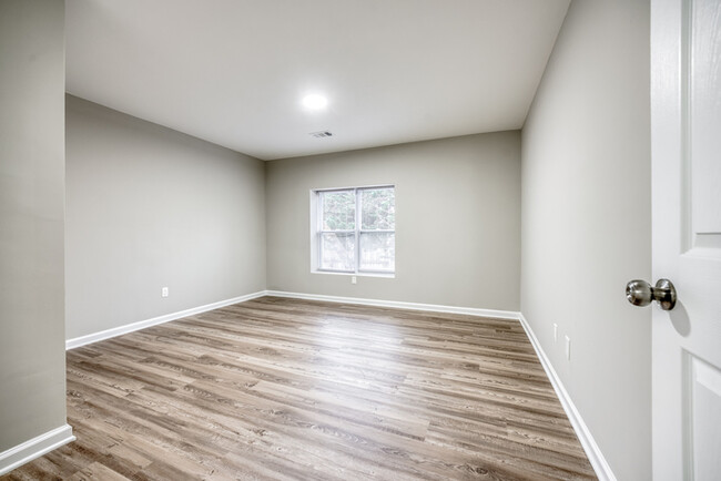 Building Photo - Saddle Club