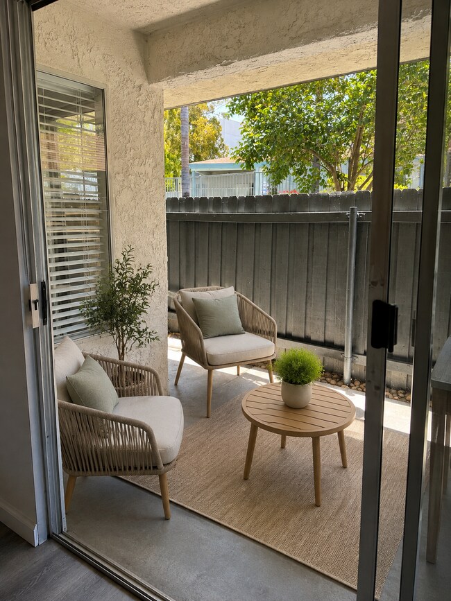 Building Photo - 2222 Los Feliz Dr