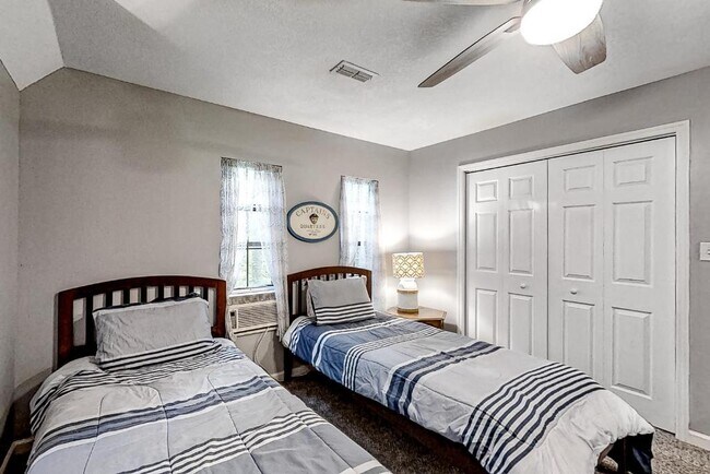 Building Photo - 247 Lakeview Ln