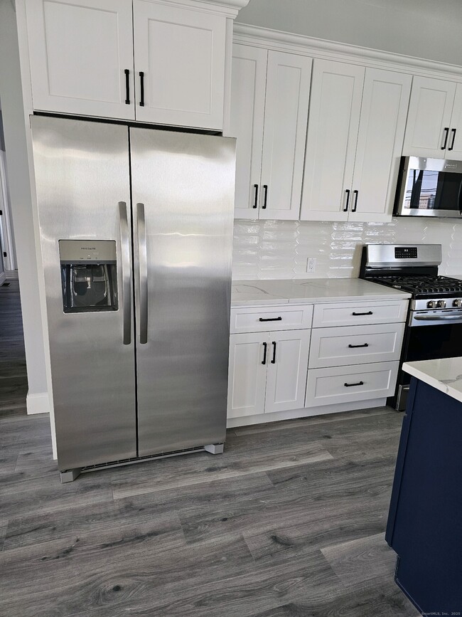 Building Photo - 281 Pequot Ave