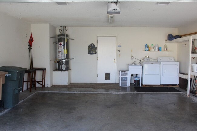 Building Photo - Cute Condo North Bakersfield