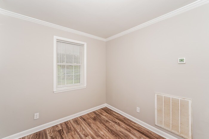 Building Photo - 204 Ashley Dr