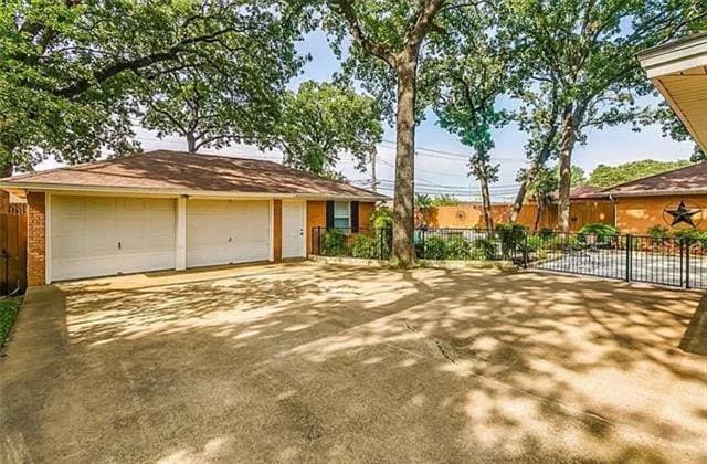 Building Photo - 218 W Holland Dr