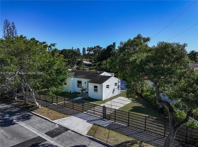Building Photo - 990 SW 11th St