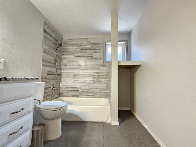 Building Photo - Gorgeous 2 bedroom in Barelas! Great location. Washer/Dryer.