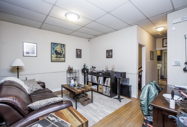 Building Photo - Spacious 1bedroom/1bath unit in Bucktown! Central Air, Dishwasher, FREE Laundry! Near Metra!