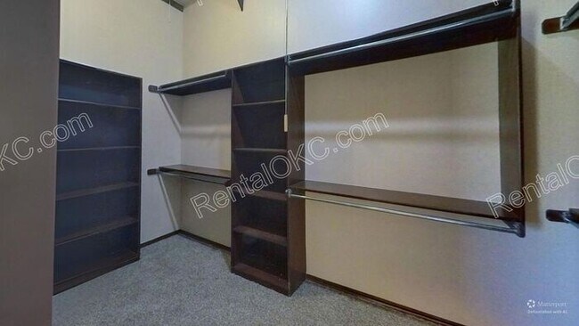 Building Photo - Large Lot, Big Space