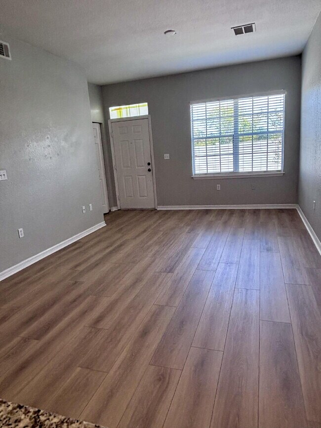 Building Photo - Spacious Two-Story Condo/Townhouse – Prime...