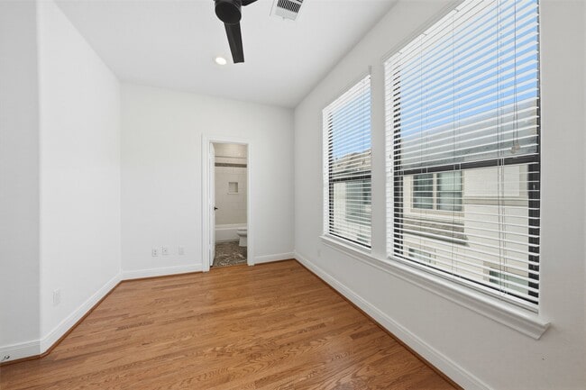 Building Photo - 6130 Hamman St