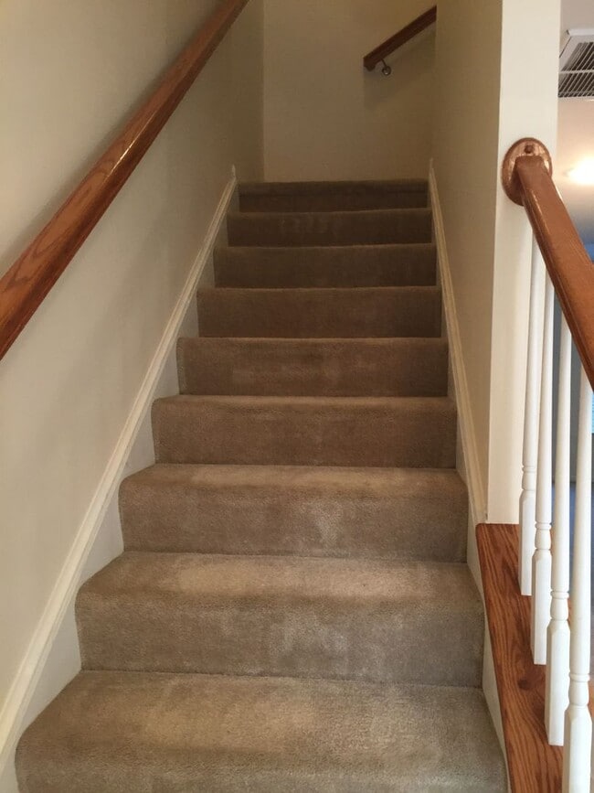 Building Photo - Beautiful Townhouse To Rent in Easter Henrico