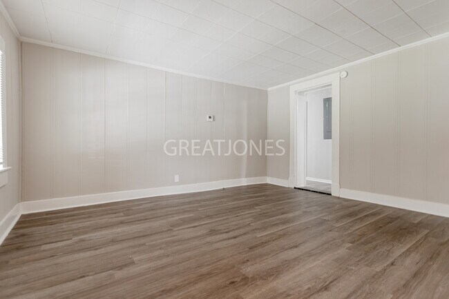 Building Photo - NOW OFFERING 1/2 MONTH FREE IF LEASE SIGNE...