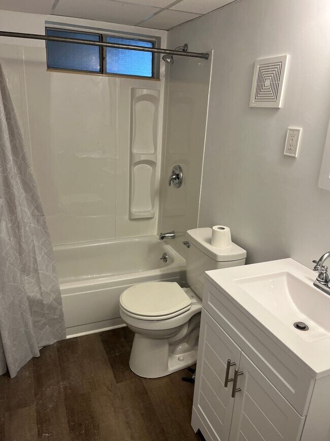 Building Photo - Bright & Sunny 2 Ba / 1 Ba Condominium