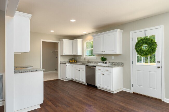 Building Photo - Gorgeous Home in Odenville! Fresh, Modern ...