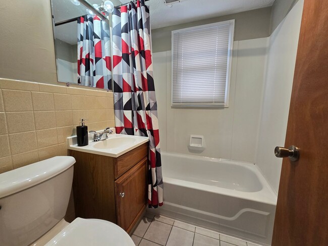 Building Photo - 2 Bedroom Home in Bloomington!